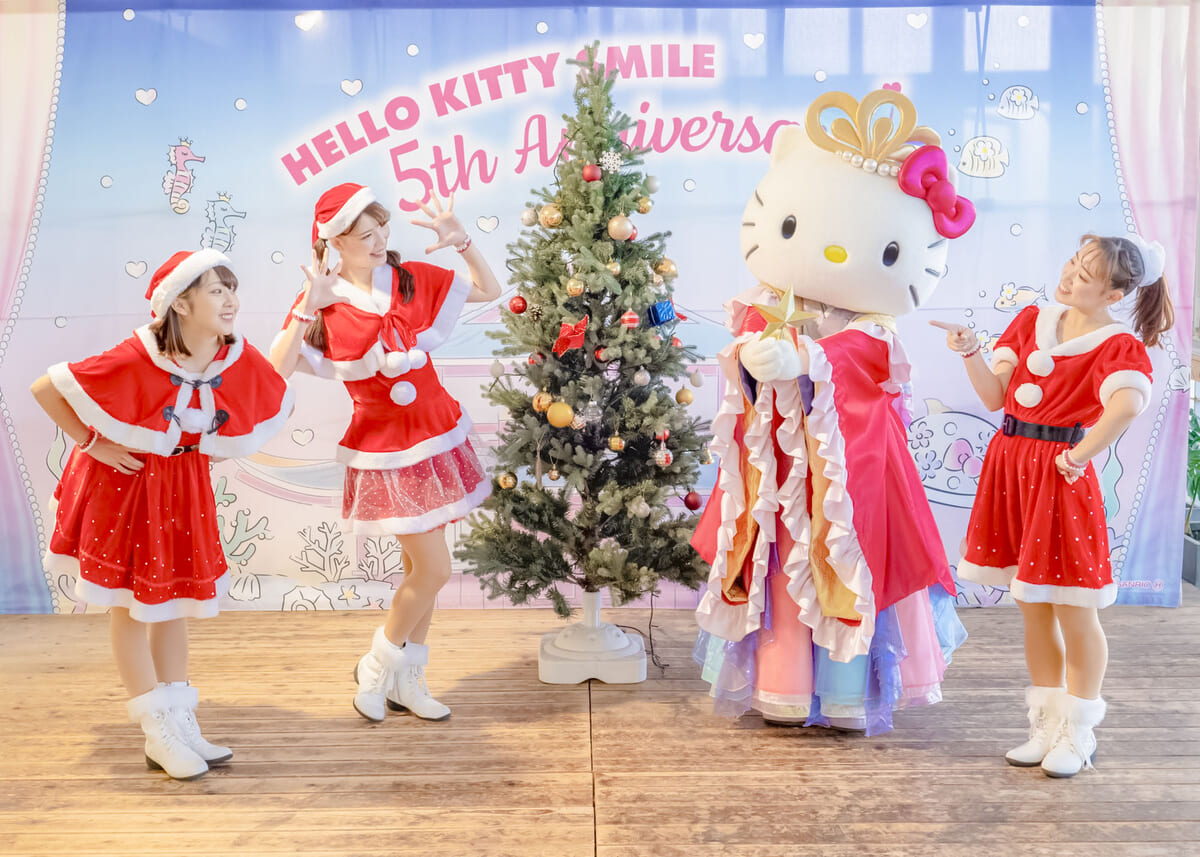 横浜のクイーンズスクエアのクリスマスツリーは キティですイベント・展示会・見本市・物産展・舞台芸能・エンタメ・ステージをライブサポートするイベントマーケティングEvent-X