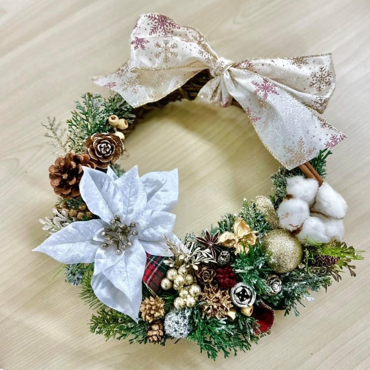 ロワール - クリスマス リース クリスマスリース コットンフラワー ギフト 玄関用 玄関 壁 飾りリース ウェルカムリース 花 おしゃれ ユーカリプリザーブドフラワー プレゼント ディスプレイ 新築祝い 開店祝い 開業祝い 開院祝いプリザーブドフラワーFiNE