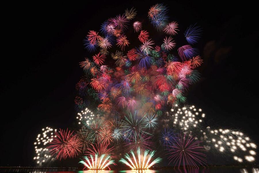 約480mもの大輪を咲かせる二尺玉を17発も組みこんだ超特大スターマイン「NTN超特大仕掛」を桑名水郷花火大会で見てきましたレポート -GIGAZINE