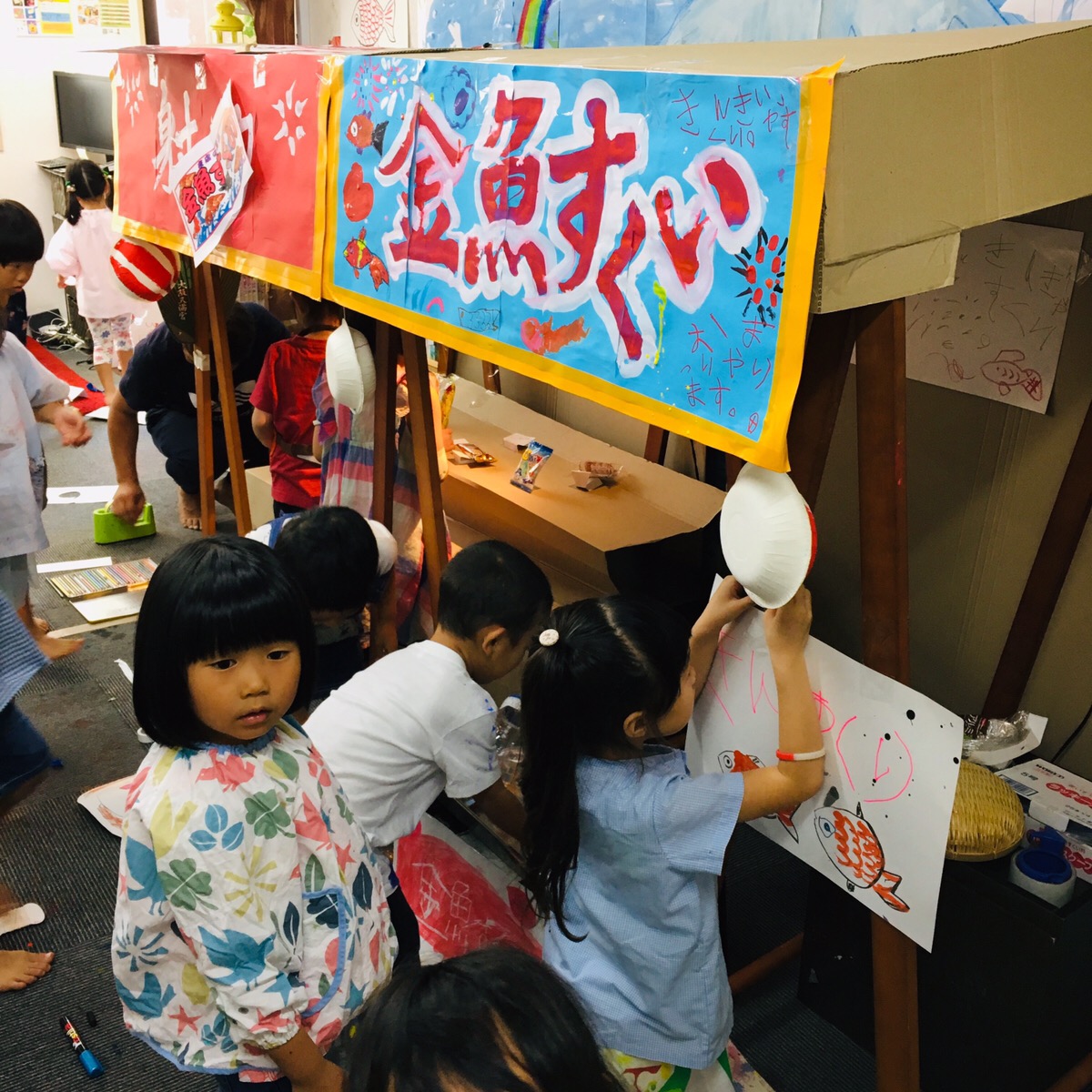 ◇🏮夏祭りごっこ🍧◇ もうすぐ梅雨明けー！ ＼いよいよ夏祭りシーズンということで夏祭り・縁日ごっこ動画まとめです！今回は、ごっこあそびで大活躍間違いなし！の ダウンロード素材🍧 わたしも毎年、縁日ごっこで 手描きで作ってて大変だったなあ、と💦これがあったら雰囲気作り抜群！子どもたちも楽しめる！ と思い、作りました🌷 定番の屋台を集めたセットになってます！✨