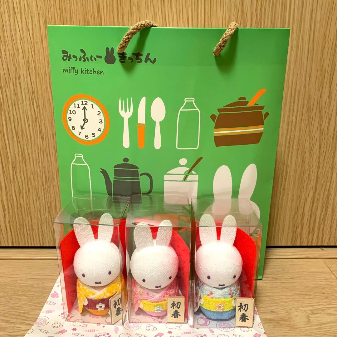 2024.12.25 チョコのお家にサンタが来ました🎅🏻🎄.* フラワーミッフィーのほわほわローズちゃんとおやつ堂鎌倉のお正月飾り🎍今年の冬も良き始まりです😌ミッフィーミッフィーグッズflowermiffyミッフィー好きと繋がりたいフラワーミッフィーミッフィー