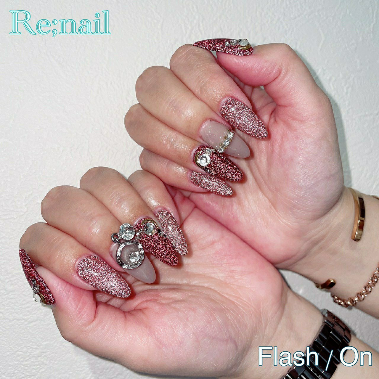 ゴールド＆レッドの斜めラインが華やかなクリスマスネイル H11-CP1-54 ネイルデザインネイルサロンのダッシングディバ DASHING DIVA