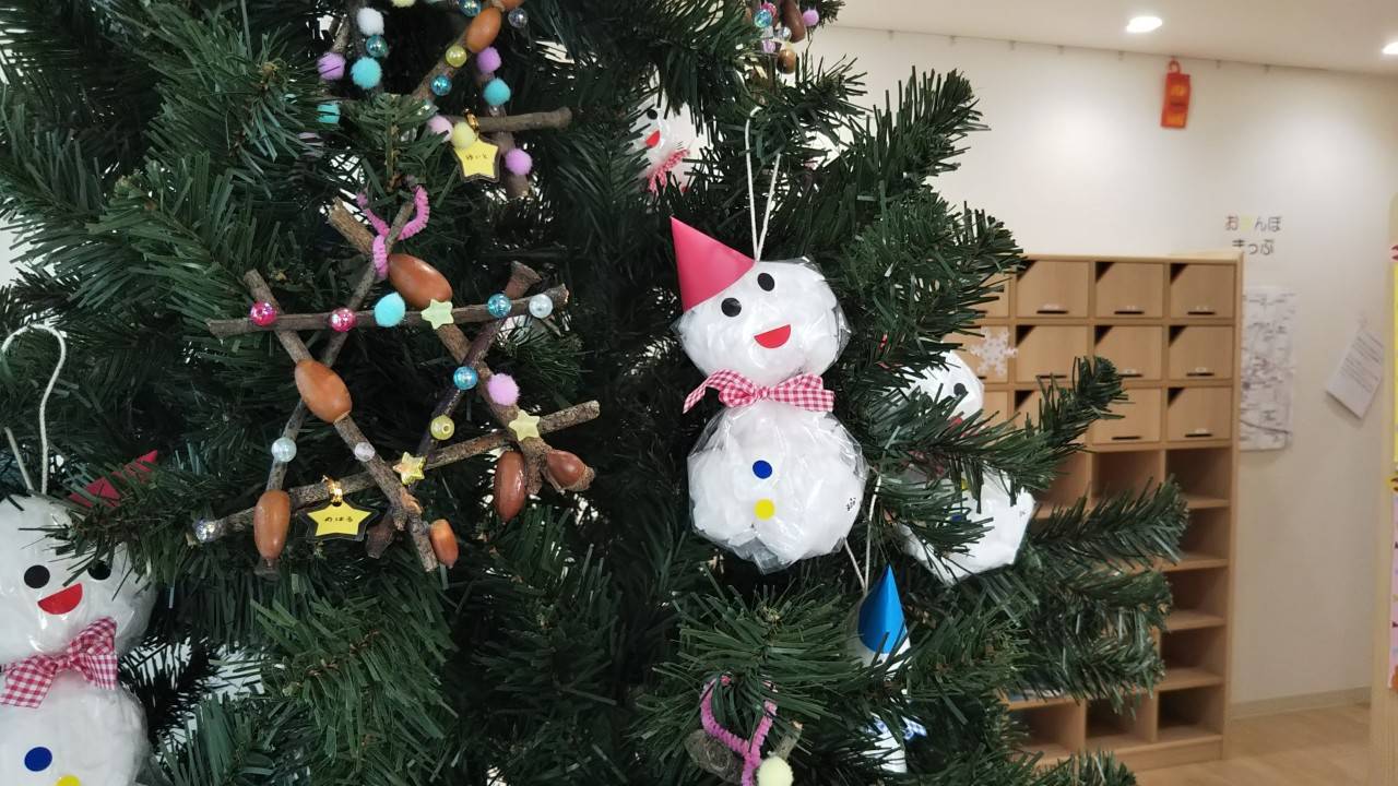 クリスマスを盛り上げる壁面装飾アイディア🎄✨保育士を応援する情報サイト 保育と暮らしをすこやかに ほいくらし