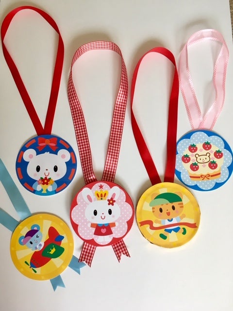 ほりいえみ🍿イラストレーター✩.*˚ 🌸メイト様2023年度版 お誕生日用品 🎂おたんじょうメダル・かんむり おかしのくにへようこそ！🍭2つ折りメダルとキラキラ冠セットの イラストを担当させて頂きました✨ 🌟ゆめかわなお菓子の国がテーマ🎶 色んなところにお菓子