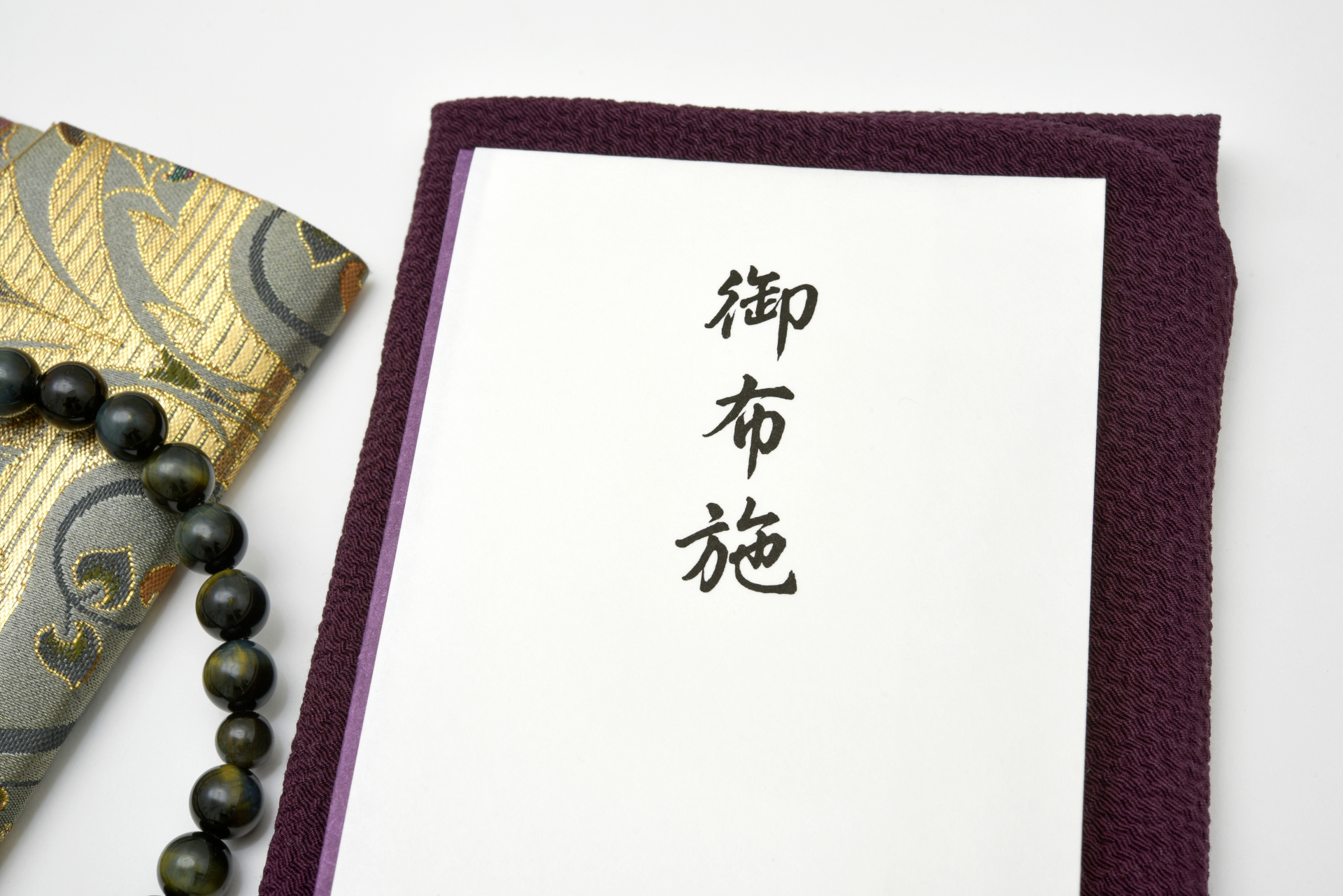 法要の香典マナーとは？包む金額相場、表書きや包み方は？身内のみの法要はいくら包む