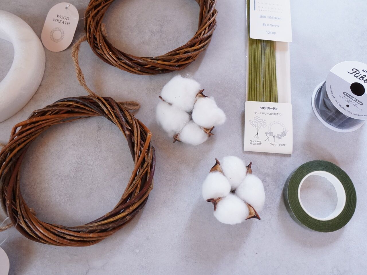グルーガンで付けるだけ！手作りクリスマスリースも100均で♪PuChiMaぷちま