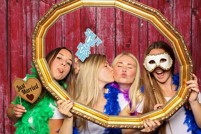 簡単に作れる余興ムービーは何がある？オススメ企画3選と余興ムービー作りの注意点つたえるウェディング