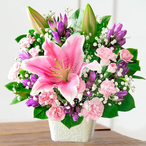 敬老の日にオススメの花束をご紹介🌹 AFRIKA ROSEでは、敬老の日におすすめの花束を店頭とオンラインストアにてご用意しております！ 「優-YU-」 優しくて、たくさんの愛に溢れた方に。 可愛らしく甘めのお色味のお花束ですが、ピンクパープルのラッピングで甘過ぎず、とても可憐な花束です。「温 -ON-」 いつも温かい眼差しで見守ってくれる方に。