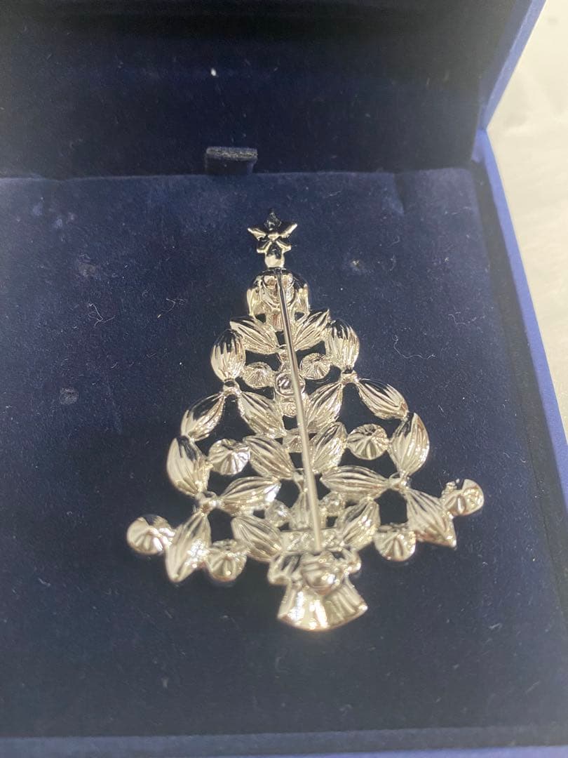 クリスマスツリー ＆ スワロフスキー の ピンブローチ男性にもiichi日々の暮らしを心地よくするハンドメイドやアンティークのマーケットプレイス