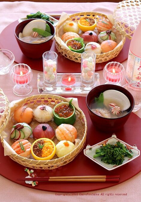 今日は手まり寿司でこんばんは🌜 ⁑ ⁑ 毎年おなじみ ひな祭りの🎎手まり寿司です🌸 ⁑ ⁑ 作り方などレシピと工程写真撮りながらだとものすんごい時間かかりました😂 笑お雛様の作り方を工程にするとありえない枚数に なるので主に大根手まりの手順に なっております