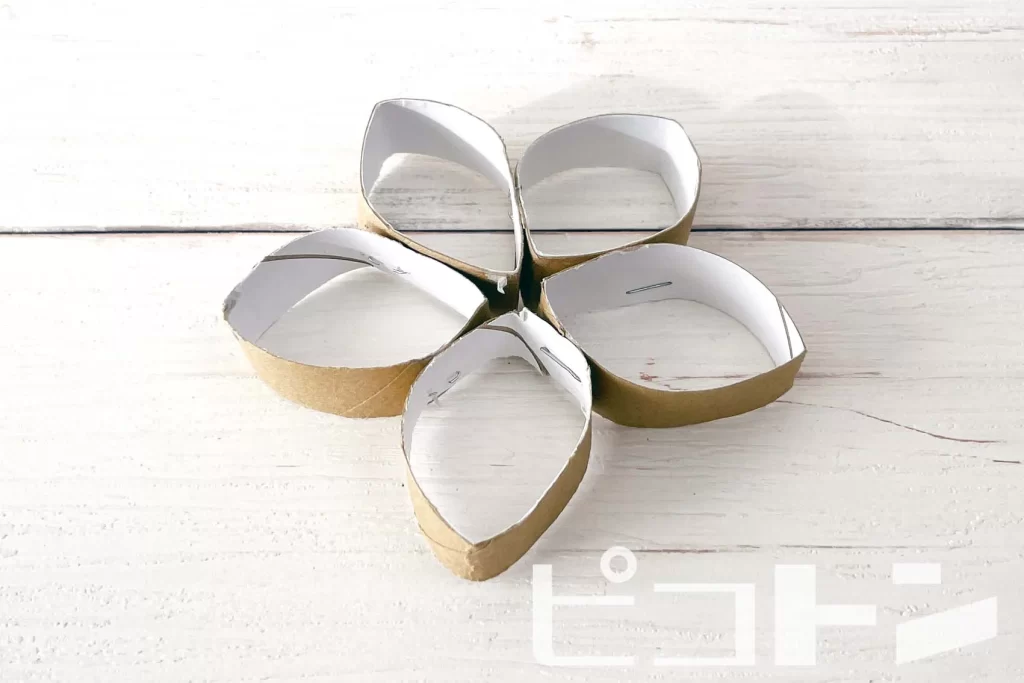 トイレットペーパーの芯と綿棒で作った私の木の飾り🌲 : r mildlyinteresting