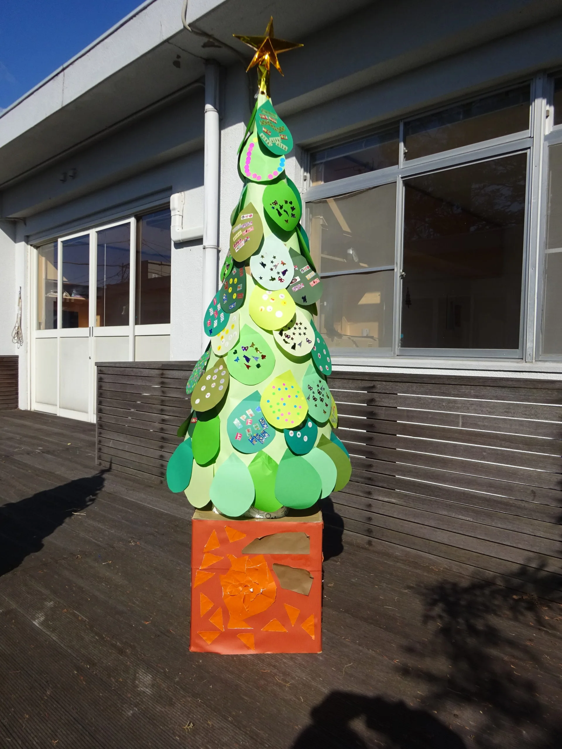 ママの手作り「ちぎり絵 クリスマスツリー のフレーム飾り」 - 八王子市親子つどいの広場CacheCache