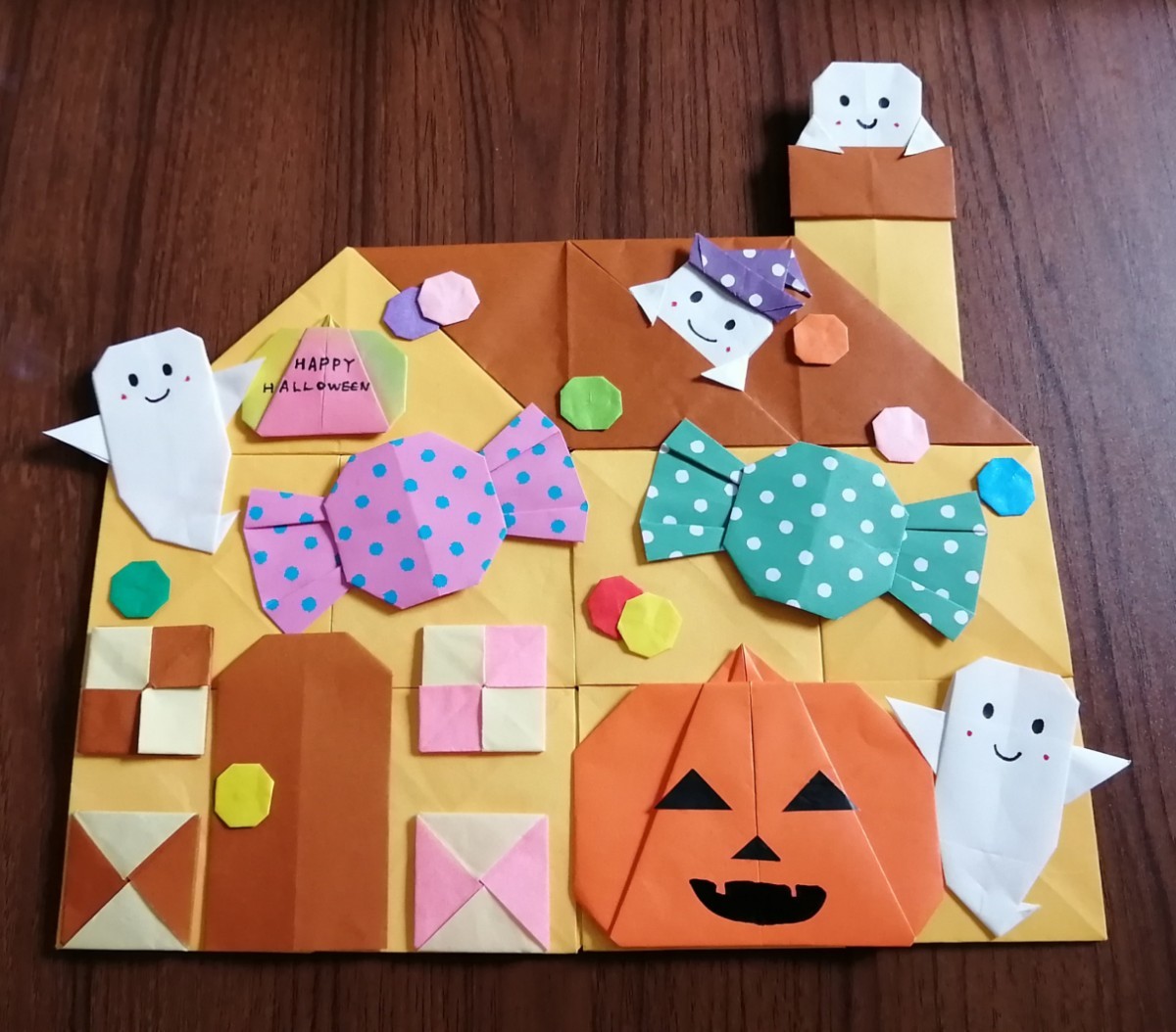 10月 ハロウィン オバケ お菓子 壁面 保育 choooboo ⇦他の投稿はこちらから！ 今回はハロウィンの吊るし製作🎃 お菓子の上にジャックオーランタンとお化けが乗ってます✨吊るさずに飾っても可愛いです👌 是非作ってみてね😉💓ハロウィン製作 9月製作 10月製作 11月