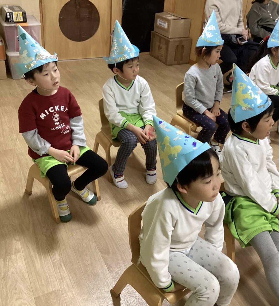 クリスマス帽子🎄 0歳児バージョンで考えてみました！！！ スポンジスタンプ＆丸シール貼り✨✨ 好きな色の画用紙選んでカラフルなツリー帽子になる予定です！！！保育士保育園保育ほいくえんほいくえんのせんせい保育所保育学生保育教諭幼稚園