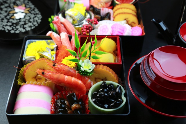 おせち作る余裕ないんだわ😇←本音笑, 🗻おにぎり富士山, 🐟鯛焼き, 🥬余りもの食材, で大満足で可愛い正月籠盛りを作ろ♪,唐揚げ、さつまいもの甘煮は市販。, 卵焼き、きんぴら、おひたしは, 頑張って作りました😎💪, .,正月レシピ正月正月料理籠盛り盛り付け富士山おにぎり鯛焼き冷凍唐揚げ卵焼ききんぴらおひたしさつまいもの甘煮おせち作りおせち