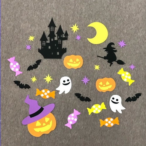 壁面飾り 大きめハロウィンパレード 以前上げたハロウィン壁面をリメイク🎃 丸モチーフでコロンとかわいいハロウィン🍭👻😈壁面製作壁面飾り保育壁面壁面作品保育園幼稚園保育士幼稚園教諭介護9月壁面10月壁面秋の壁面ハロウィンハロウィン