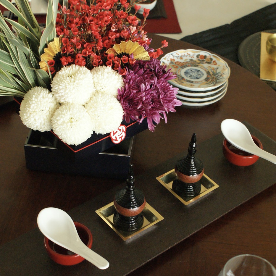 新春の祝膳の為のテーブルコーディネート🎍 ⁡ 奉書と水引で大王松を束ねています ⁡ 橙を添えて🍊 ⁡ ⁡ ⁡ ⁡ =========お正月お正月飾りお花奉書花橙テーブルコーディネートテーブルセッティング祝膳水引花のある暮らし花のある生活オーダーメイド