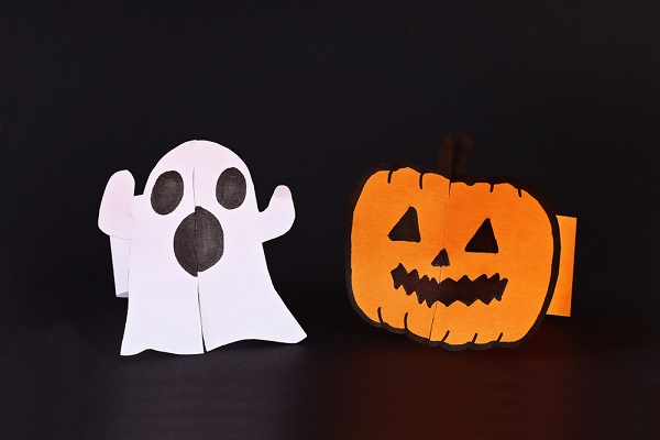 10月の製作遊び🍁 . ✴️0歳児クラス 足形を使ってハロウィンのかぼちゃを🎃 4月より大きな足形になりました⭐️ ✴️1歳児クラス花紙を丸めて袋に詰めて、秋の味覚ぶどうを🍇 ぶどう狩りをしたくなる素敵なお部屋になっています♪ ✴️2歳児クラス タンポを使って