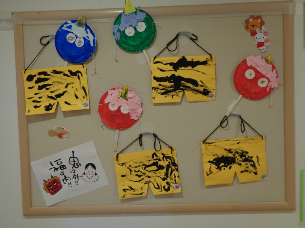 こんばんは 𖡼.𖤣𖥧 ▷ 節分せいさく 紙皿×おりがみでかわいい豆入れ🫘 参考にしてください𓂃𓈒𓏸作ってみたよ！というかたはコメントやタグ付けで 教えていただけると嬉しいです☼ もちろんDMもお待ちしています♡ コメントや質問も待ってまーす