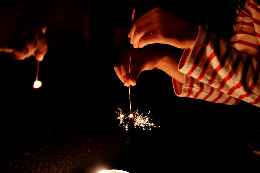 Amazon.co.jp: めでたや遊び 手持ち花火 盛夏 和紙 小さい 置物 飾り セット かわいい おしゃれ ディスプレイ インテリア ミニ 日本おみやげ 夏 : おもちゃ