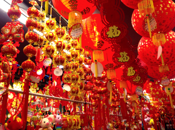 台湾お正月花飾り作り新年あけましておめでとうございます✨ 昨年は大変お世話になりました。 本年もよろしくお願い致します。 台湾では旧暦でお正月 を祝います 今年の旧正月は1 29 ｡年末から赤と金色のお正月飾りが街中で売られており、いよいよ旧正月が来るのだと