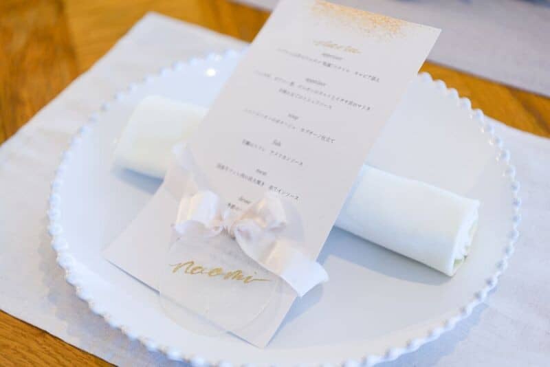 テーブルコーディネートが華やかになるだけではない！結婚式でメニュー表を準備するメリットとは？ハッピーリーフのブログ