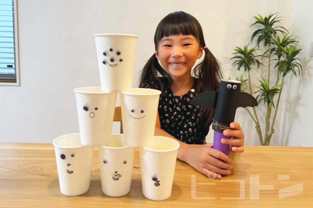 紙コップ ハロウィン 紙コップの形がコウモリに見えて作りはじめたんだけど、モンスターの角にも見えてきてこうなった😆お菓子を少し入れて配るのにぴったり🎃 持ち手が取れそうなときは真ん中をシールで止めてあげてね。ハロウィン工作ハロウィン製作おうちで工作
