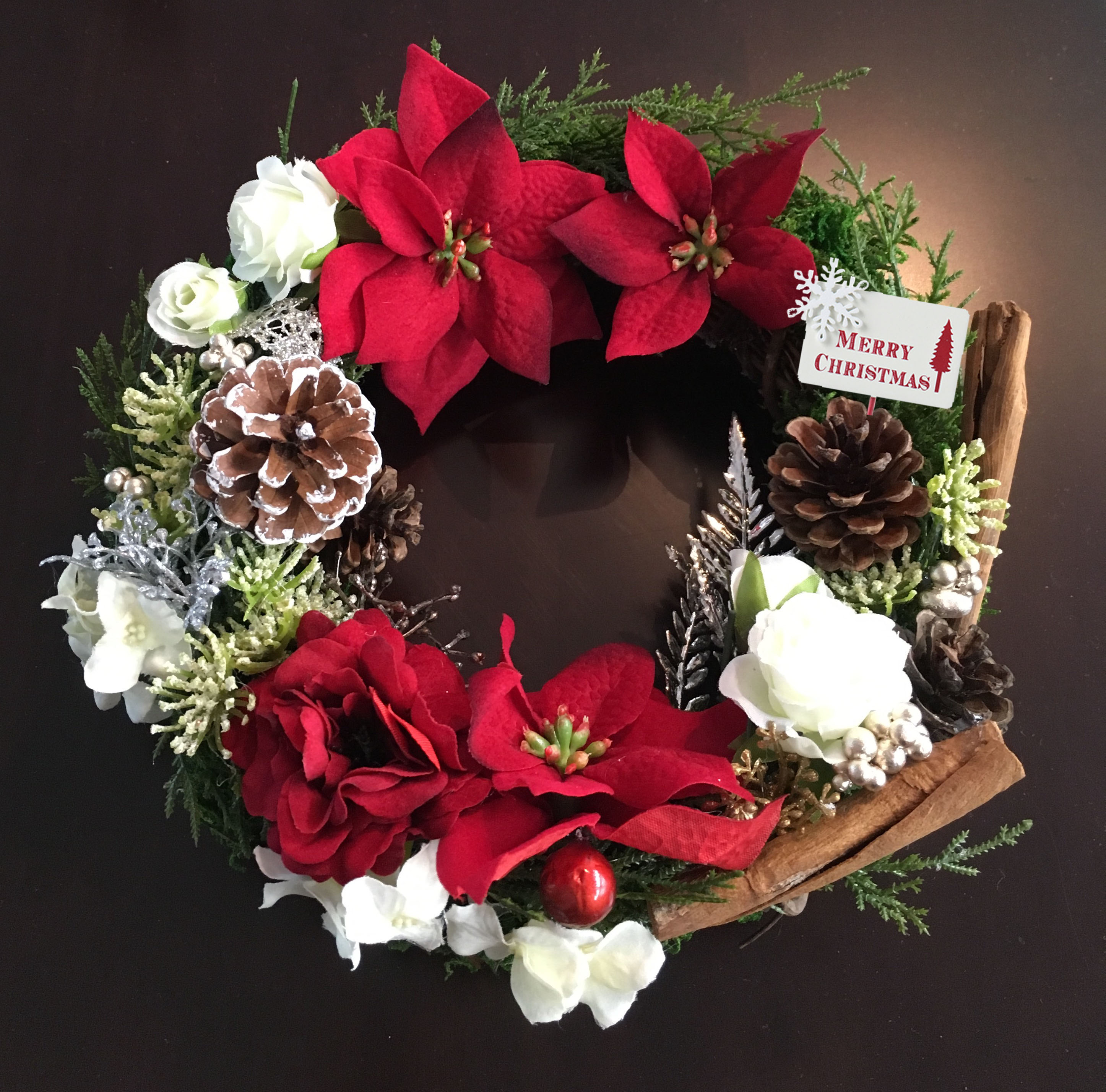 クリスマスのフラワーアレンジメント 21002002851 の写真・イラスト素材アマナイメージズ