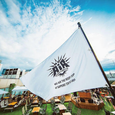 日本橋高島屋の「BBQビアガーデン」開放的な屋上庭園で楽しむ贅沢BBQ＆ワインビュッフェ - ファッションプレス