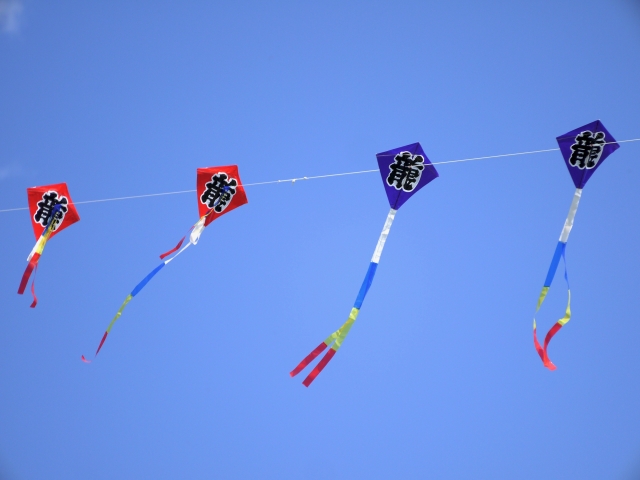 大空を自由に舞う凧。日本文化として花開くまでの歴史や文化を辿る羽車公式サイト 紙・印刷・デザイン