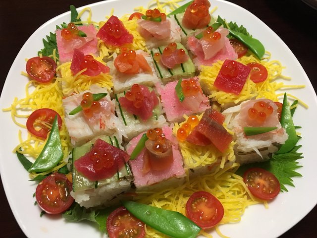 ひな祭りのお弁当にいかがでしょう〜 彩り華やかな3色卵焼き🤍 桜でんぶはスーパーに売ってるよ〜材料◎黄色→各ご家庭の味でok！ ・卵 1個・水 小さじ1・ほんだし ◎ピンク ・卵 1個・水 大さじ1・桜でんぶ 大さじ2〜3くらい◎緑 ・卵 1個・水 大さじ1・青のり 小さじ1.5作り方①それぞれ3色の卵液を作ってよく溶いておく。