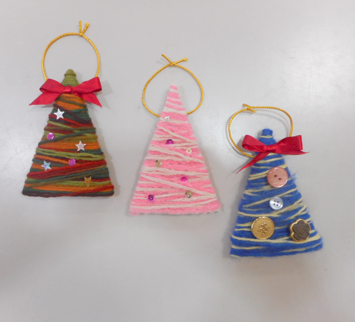 毛糸を使って「クリスマスツリー」を手作り！ 100均グッズで簡単工作♬ 子供向けイベント企画、キッズワークショップ運営株式会社ピコトン