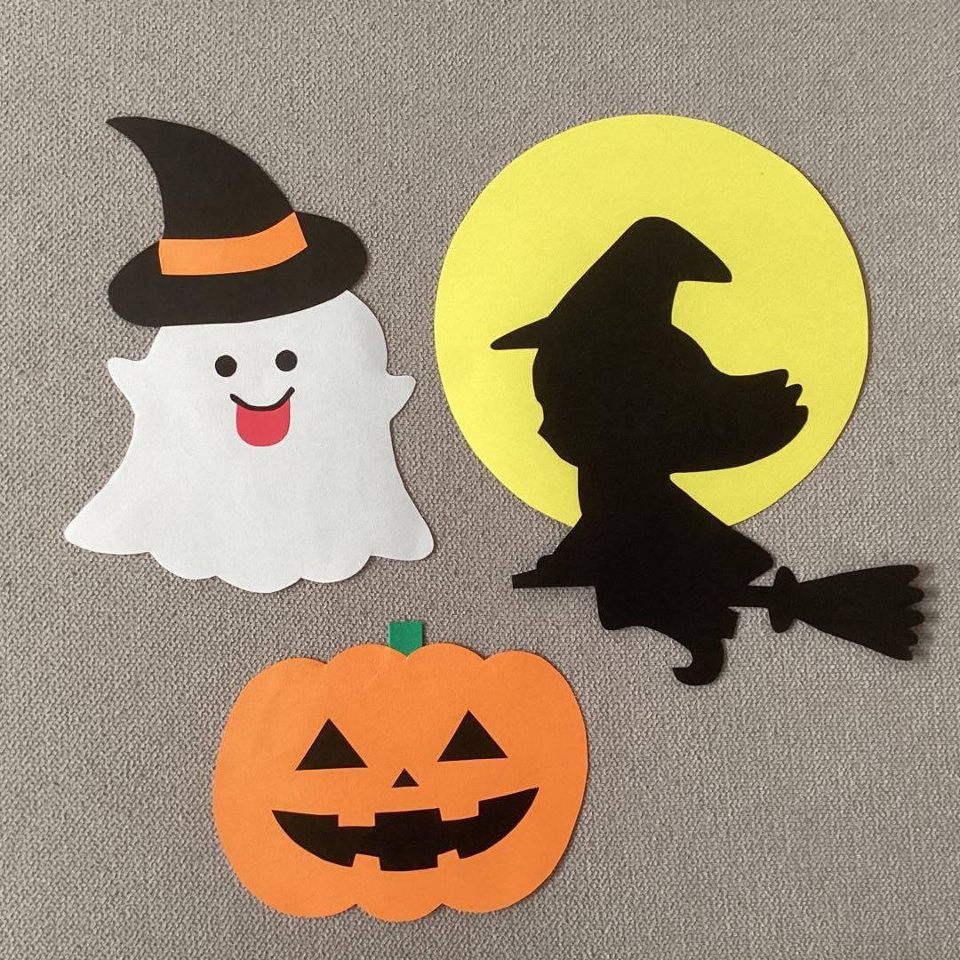 ハロウィンの壁面飾り』 『ハロウィンのお菓子入れバッグ』 「季節を楽しむかわいい切り紙」より ハロウィンの切り紙をご紹介🎃 お菓子バッグも壁面飾りも共通の図案型紙で作れます🎵 「季節を楽しむかわいい切り紙」 うえはらかずよ 著日東書院本社より 2024年2月16日