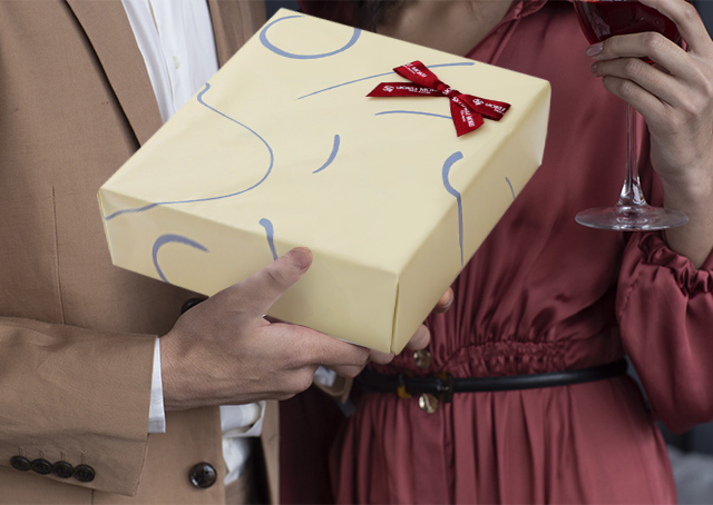 バレンタインのプレゼントを持った女の子のイラスト素材110203647- PIXTA