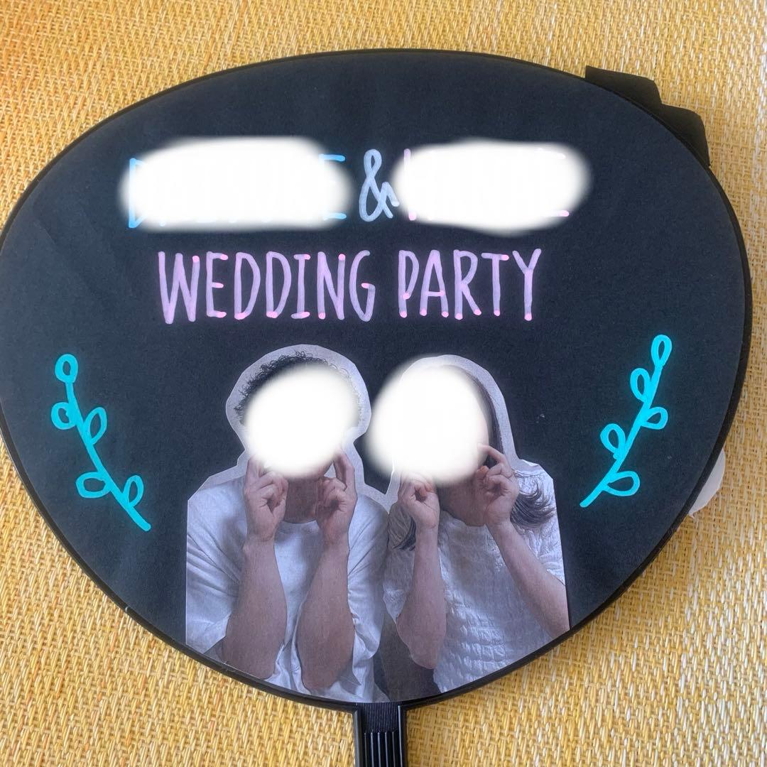 アイドルのコンサートで使われる「ファンサうちわ」を結婚式の席札にするアイデア💛💙💚💜 新郎新婦が入場するときに 「指ハートして♡」などファンサ が書かれたうちわを振ってもらえば 披露宴がさらに盛り上がります🫶 お写真は、 1～5枚目： @rmc_wd さん 6～8枚目