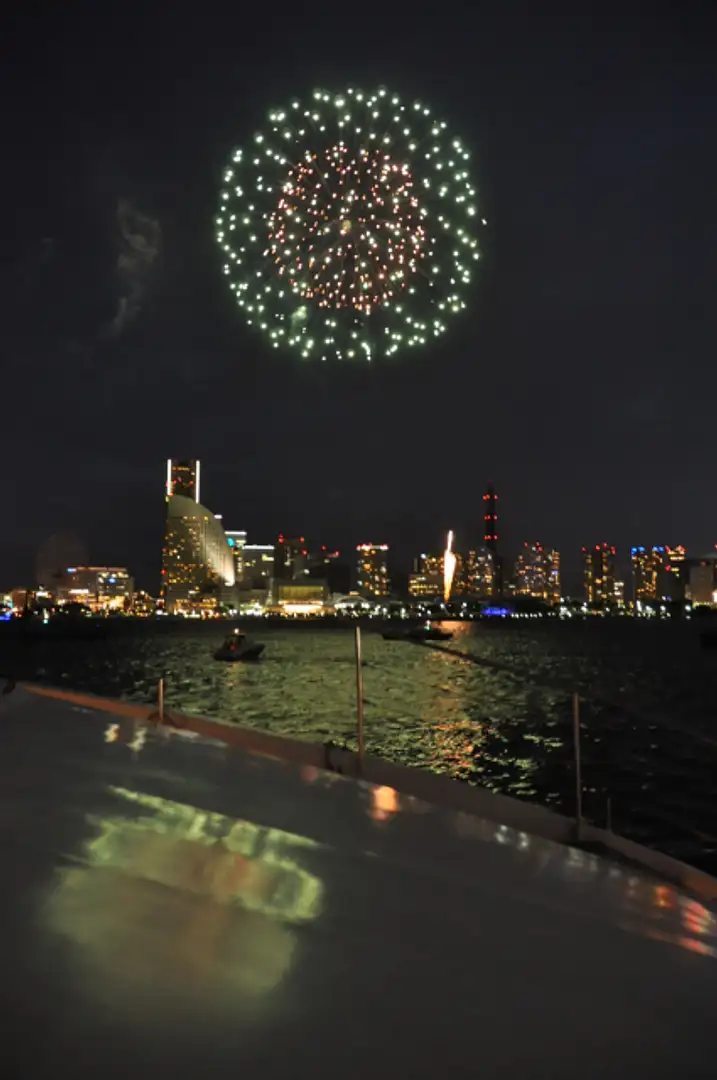2025年版 横浜開港祭の花火を海上から満喫！夜景とともに楽しむぜいたくクルージングクルージングナビ貸切クルージングなら東京湾アニバーサリークルーズ