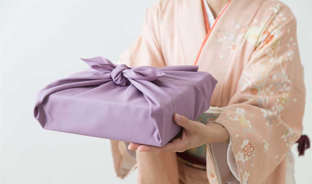 手土産の渡し方、紙袋や風呂敷マナーって？お年賀やビジネスの場、レストランでは暮らしの歳時記All About