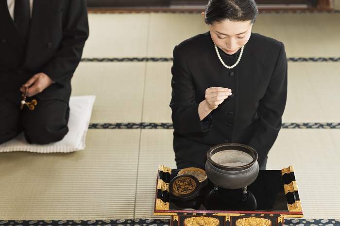 焼香の手順はこれでバッチリ！宗派別の流れとマナーを紹介お墓探しならライフドット