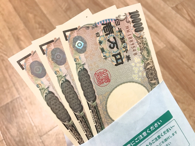 お札をキッチリ三つ折りにする方法。「お年玉をあげるときに使える！」「目印を覚えたら簡単！」