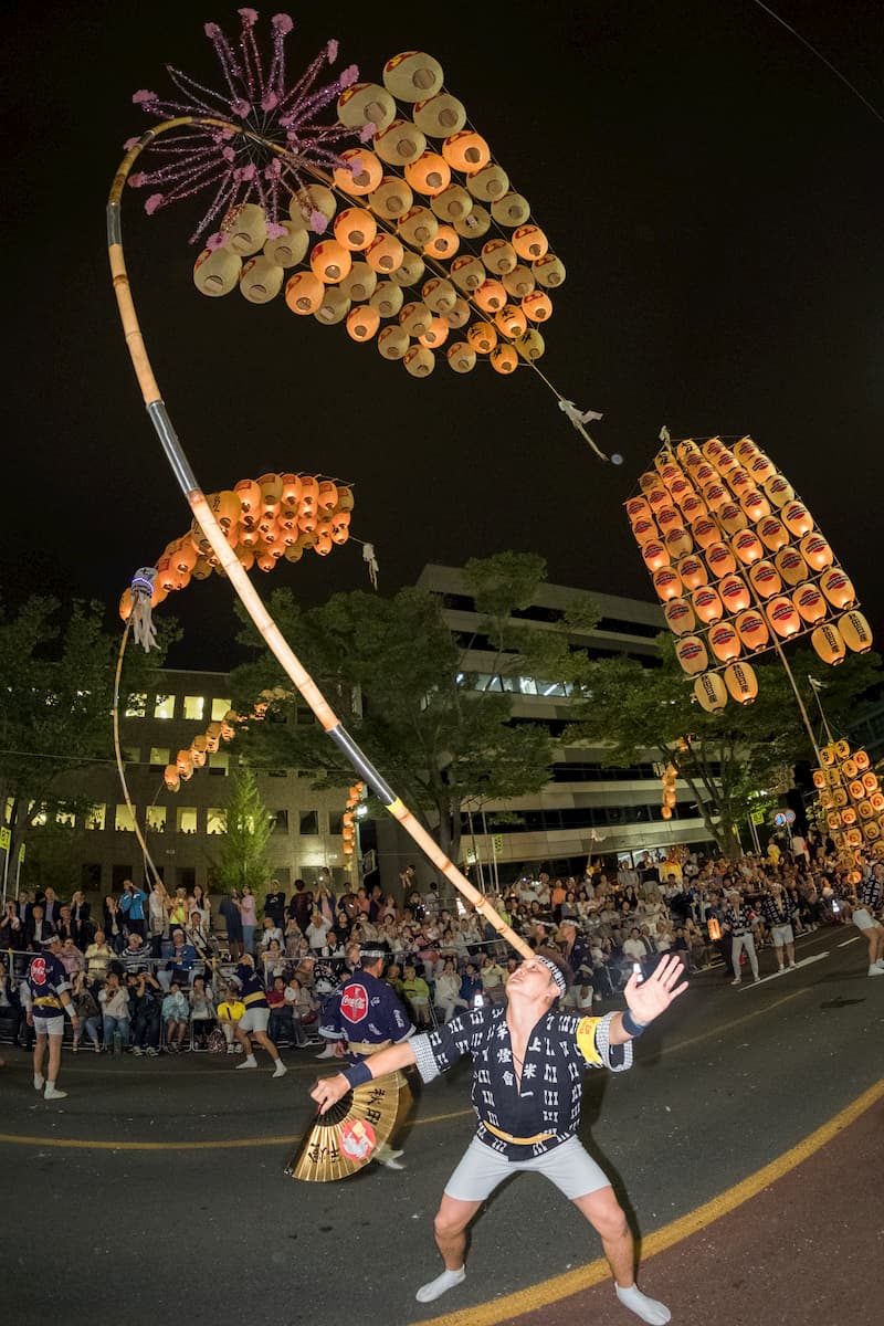 2025年最新 秋田竿燈まつりの見どころ徹底紹介！スリリングな大技に大興奮 - LIVE JAPAN日本の旅行・観光・体験ガイド