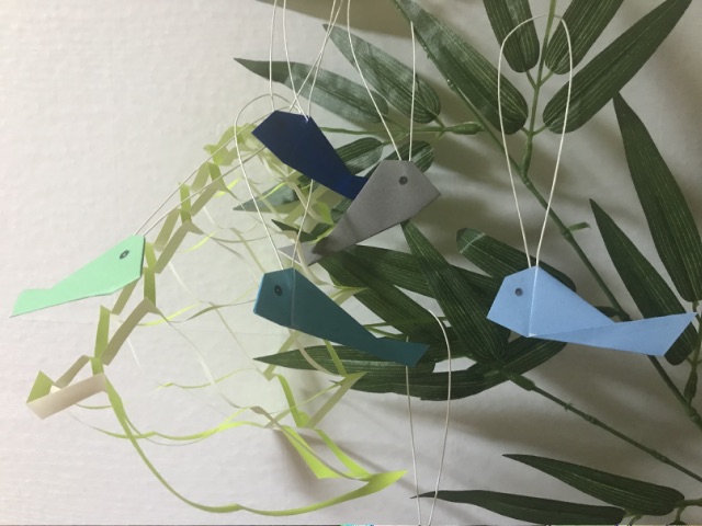 ○七夕製作🎋2○ 七夕の製作２種類め。全部で4種類あります🙆‍♀️ これは『お魚貝つなぎ』 お魚は折り紙を保育士が折って子供たちと一緒にハサミで切り絵をしました。女の子が多いクラスとっても上手にできました！途中でやめるのが初めは難しくてチョキンと全部いっ