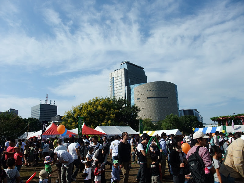 240823 難波元町 新川平和地蔵盆と縁日カーニバル@難波中公園 「次、くじ引きいこー！」 「わたあめ食べたい！」出店のチケットを握りしめて、列に並ぶ子どもたち☺️ 浴衣姿の方も多く、会場全体が華やかでした👘 ✨難波元町地域活動協議会難元地活協新川平和