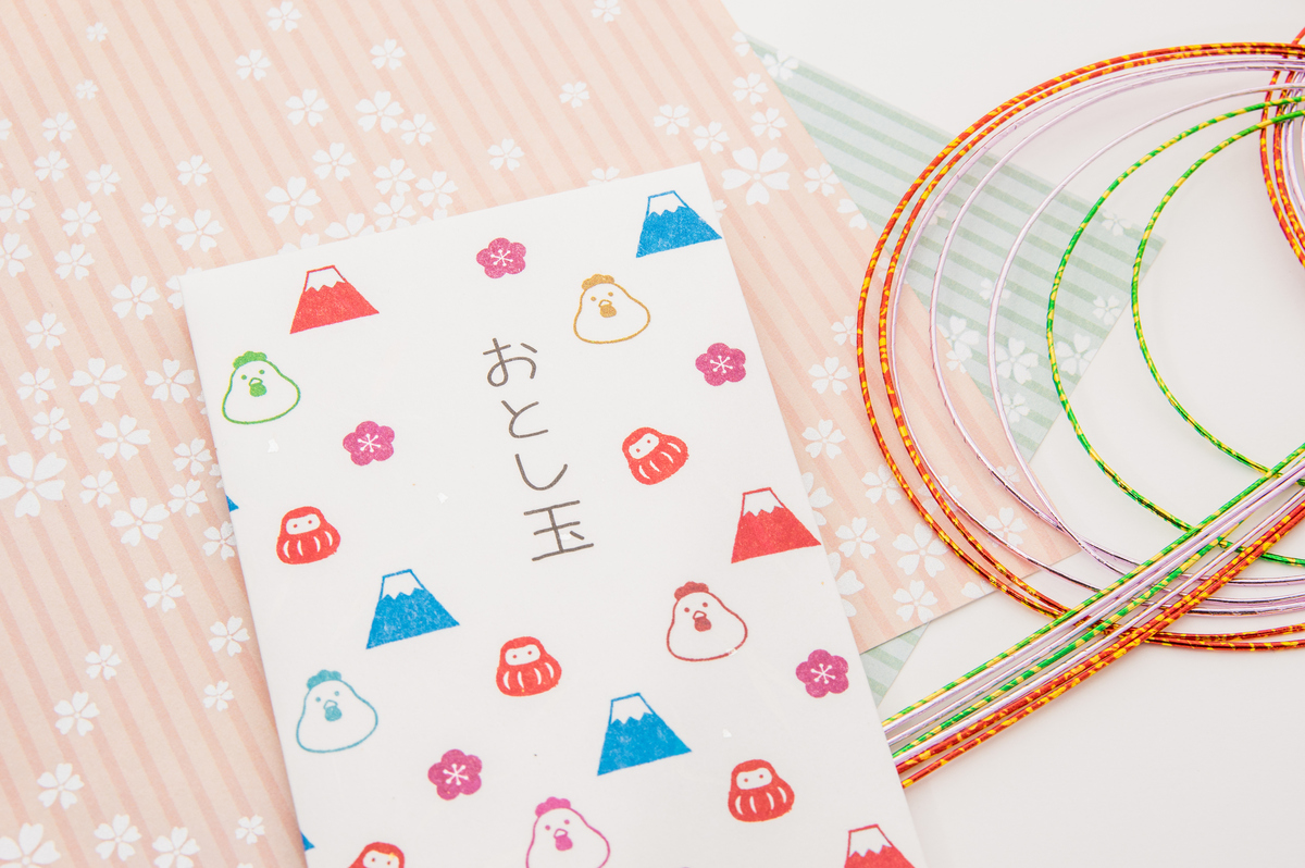 図解 お年玉のポチ袋への正しい入れ方は？お札の三つ折り方法やマナーも - マネコミ！〜お金のギモンを解決する情報コミュニティ