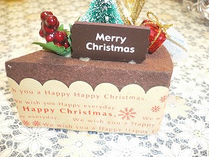 クリスマスケーキの飾りは100均ダイソーで購入！サンタピック柊など
