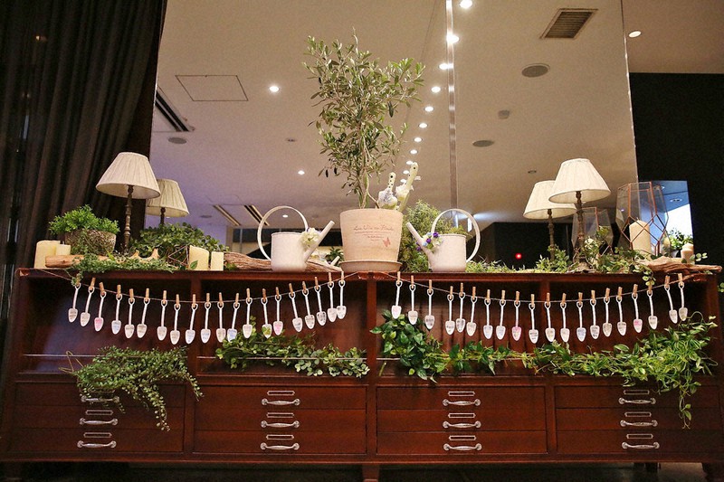 ウェディングコラム 披露宴で欠席者が！料理を無駄にしないスマートな対応術編 -vol.9- 披露宴当日に急遽欠席者が出ることは、決して珍しいことではありません💧でも大丈夫！料理を無駄にせず、他のゲストや新郎新婦も笑顔で過ごせる 対応策をご紹介します💍 柔軟な