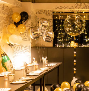 ホームパーティーの飾り付けはプロにおまかせ！家族のように仲良しのご友人と楽しいディナー、記念に残るお誕生日になりますように♫お料理やケーキの準備など、なれないホームパーティーには何をするにも時間がかかります。そんなときは、飾り付けはプロに任せて