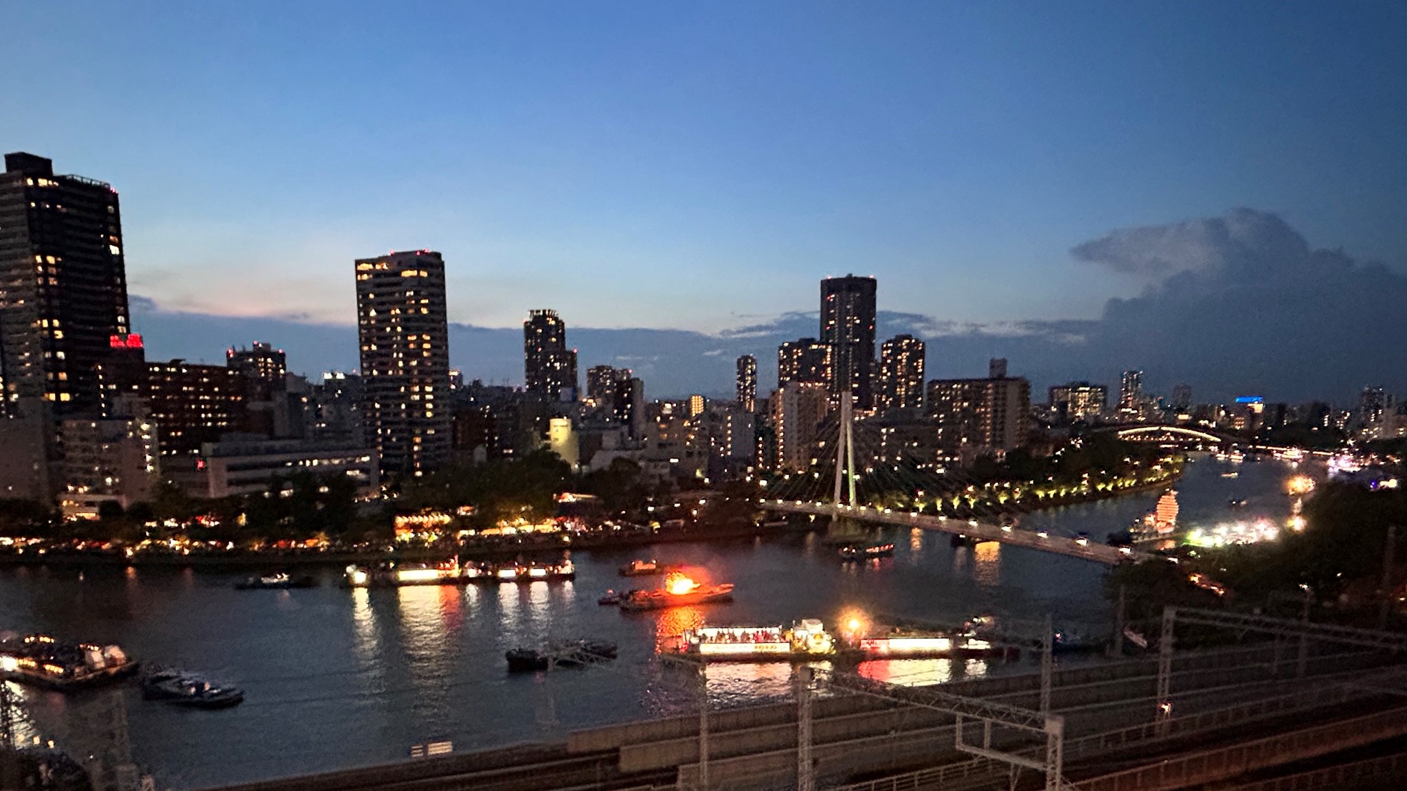 2025年完全版 天神祭の花火攻略ガイド穴場スポット・打ち上げ場所・最寄り駅・交通規制まで！日々、気になることに彩りを