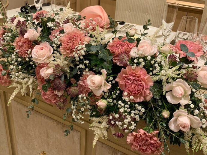 ◼️メインテーブル装花のご紹介です◼️ オレンジ、黄色、ブラウンなど温かみのあるカラーを使用してコーディネートいたしました😌🧡 秋は紅葉の季節🍁紅葉した葉っぱをアクセントに取り入れました✨ 秋の結婚式にはぴったりの装飾です🍁🍁ミサキライフイベント