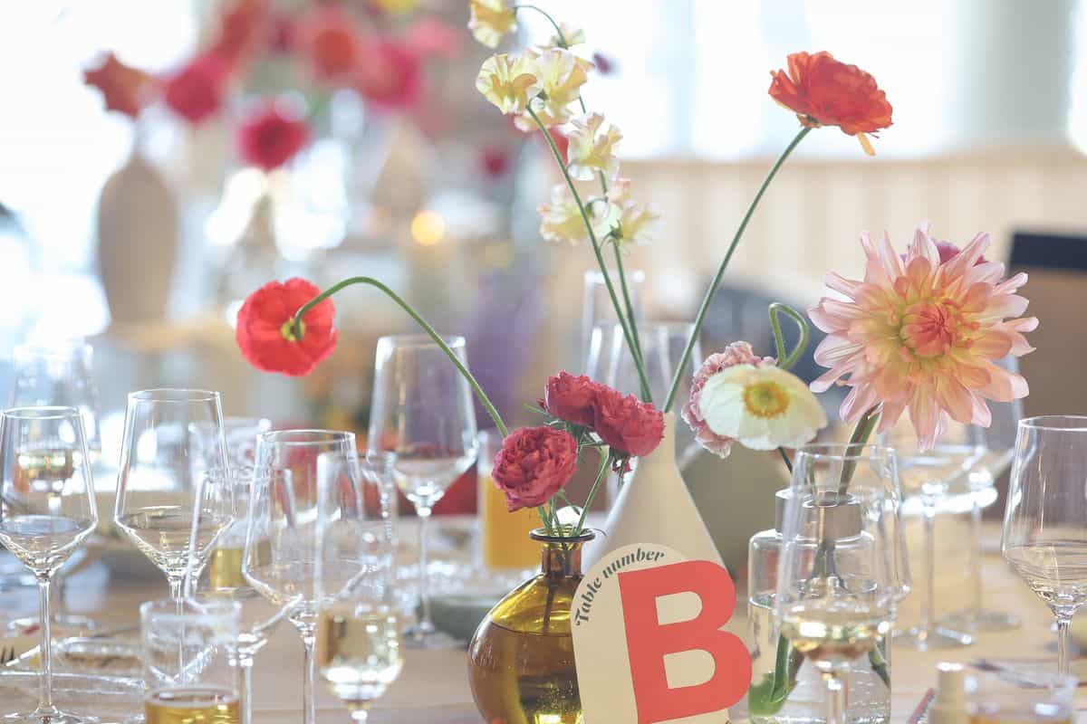 披露宴のメインテーブル 高砂席 飾り方！装花なしでもかわいい花嫁ノート