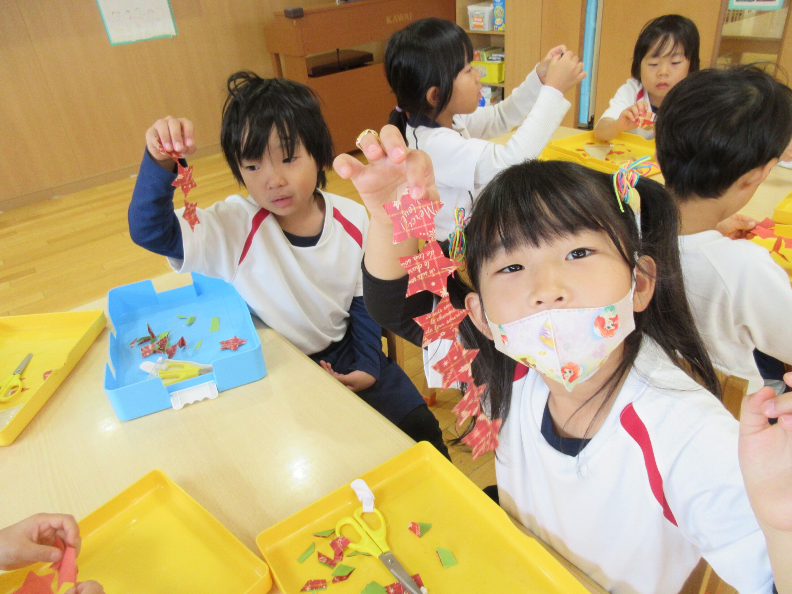 色画用紙で クリスマス帽子 を作ろう